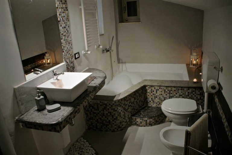 Bathroom 5, Antica Corte del Castello, Rome