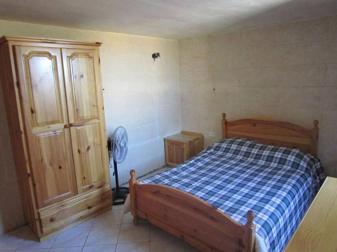 4, Cauchi corner house with roof top pool