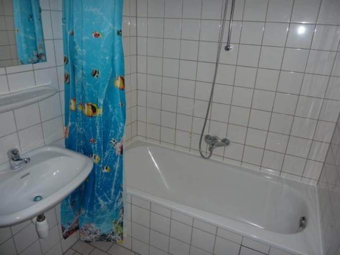 Bathroom 4, Holiday Home Breskens near Beach  Lighthouse, Sluis