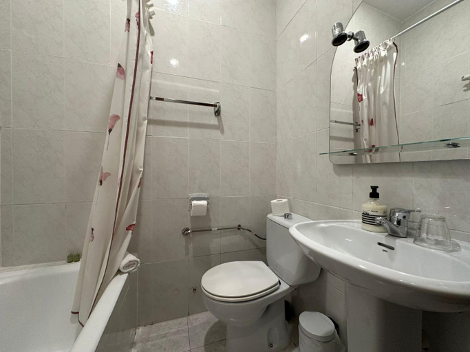 Bathroom 2, Hostal Villamanez, Madrid