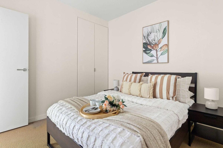 2, Chic 2BR Apt, Near to Melbourne Central, City View, Melbourne