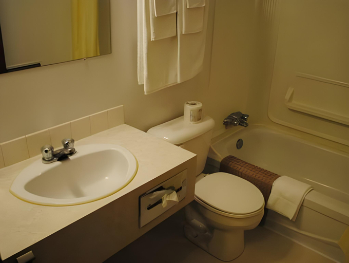 Bathroom 2, Moosomin Country Squire Inn, Division No. 5