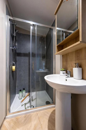 Bathroom, Drumshademuir Caravan & Camping Park, Angus