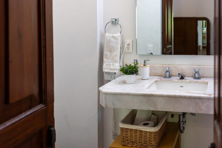 Bathroom 4, Casa Araiza Centro de Guadalajara, Guadalajara