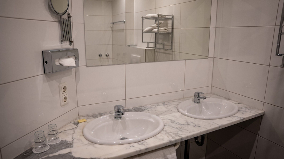 Bathroom 3, Heide Hotel Reinstorf, Lüneburg