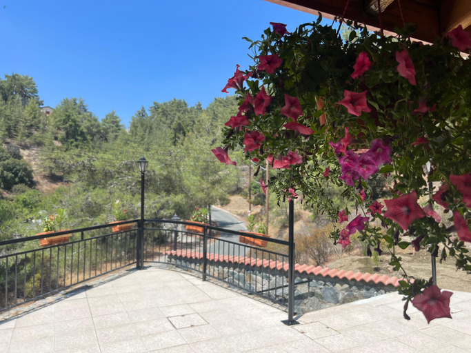 Garden 5, Charming Villa in Pano Platres, Cyprus - Your Home Away from Home