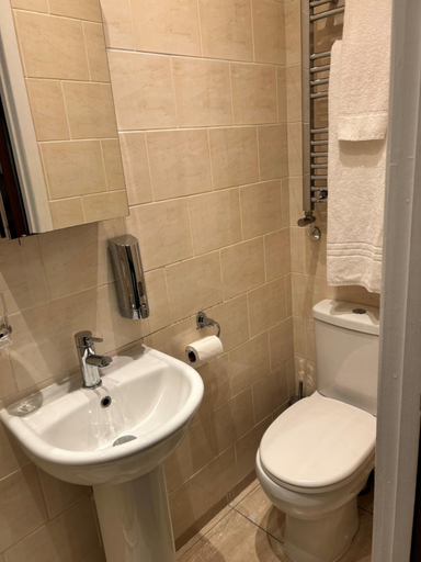 Bathroom 3, La Gaffe Bed and Breakfast, London