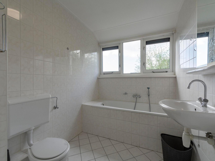 Bathroom 3, Duynopgangh 16 villa for 8-guests behind dunes, Den Helder