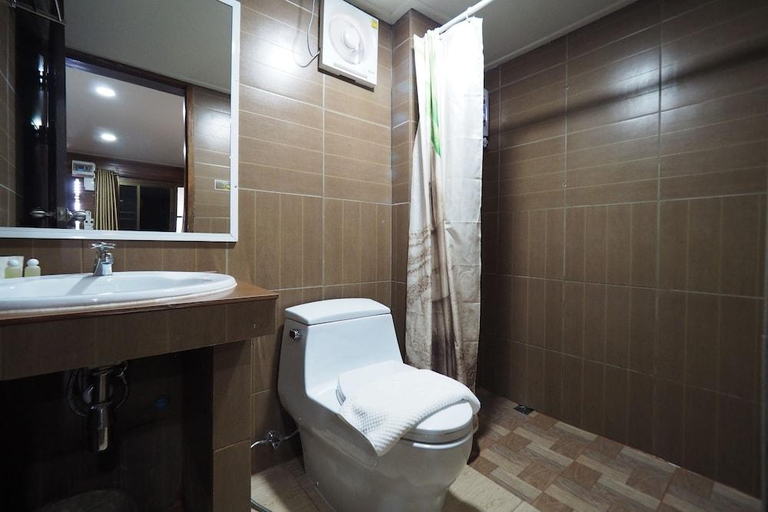 Bathroom 3, KhuangChangKam Hotel, Muang Nan
