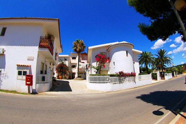 Exterior & Views