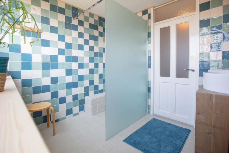 Bathroom 2, Vegan B&B De Groene Mus, Wervershoof