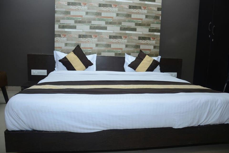 Bedroom 2, Abhinav Hotel, Dewas