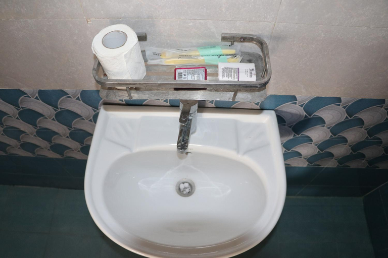 Bathroom 3, Hong Qi Hotel, Narayani
