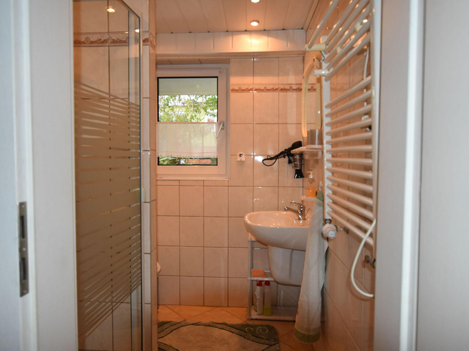 Bathroom 3, Schzne Wohnung in Krzpelin in der Nhhe von Meer, Rostock