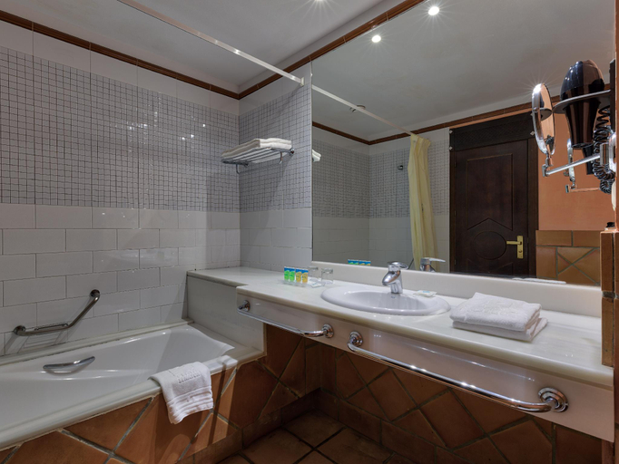 Bathroom 5, Almunecar Playa Spa Hotel, Granada