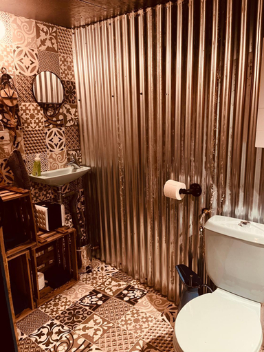 Bathroom 3, La k abane jacuzzi exterieur chauffee piscine de saison totalement privatise, Isère