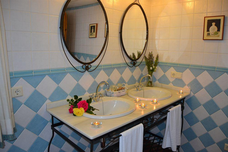 Bathroom 3, Cortijo La Presa, Córdoba