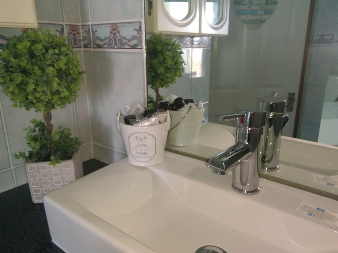 Bathroom 4, Brenton on the Rocks Guest House, Eden