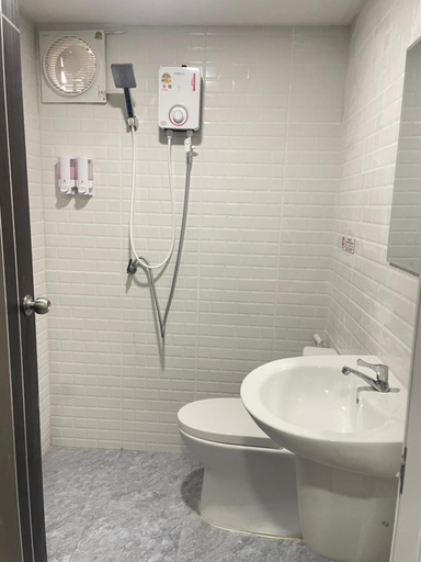 Bathroom 3, BAN SUAN KRATOM CAFE AND RESORT, Muang Nakhon Pathom