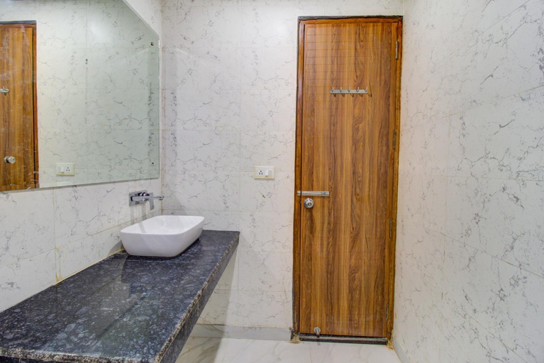 Bathroom 1, FabHotel Gross inn Suites - Nr IGI Airport New Delhi, Delhi