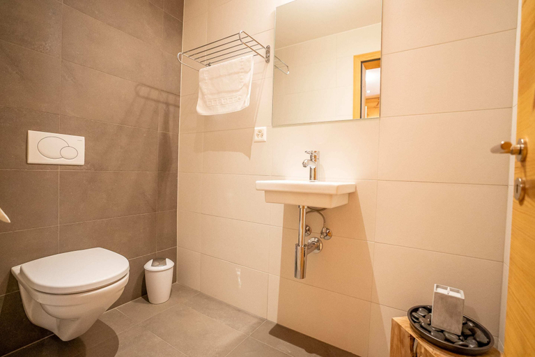 Bathroom 3, Royal A14, Raron