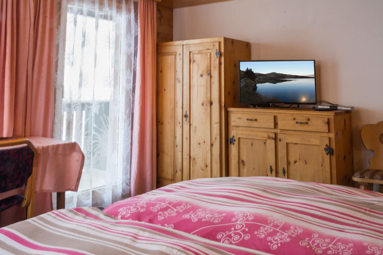 Room 5, Chalet Weisshorn 3, Raron