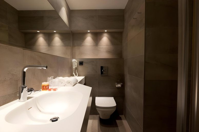 Bathroom 4, Caledonian, Barcelona