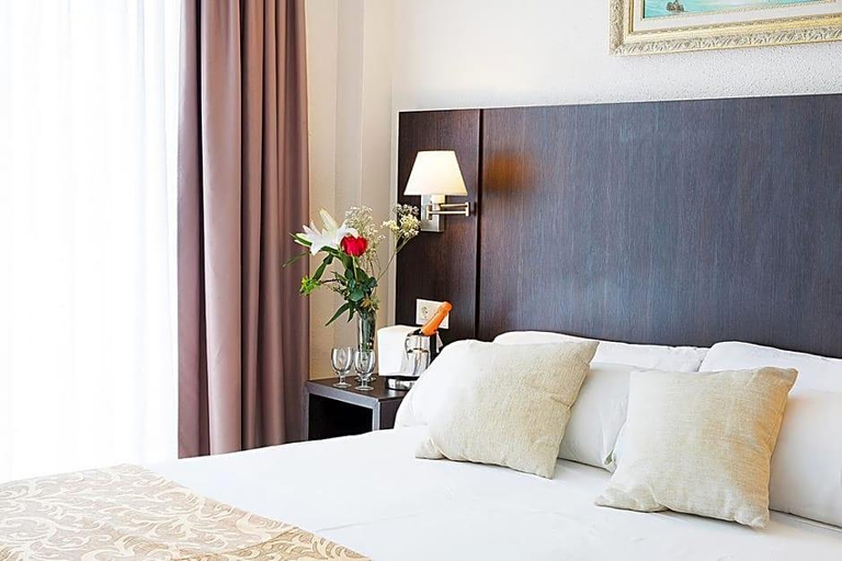 Bedroom 3, Aparthotel Ona Palamos, Girona