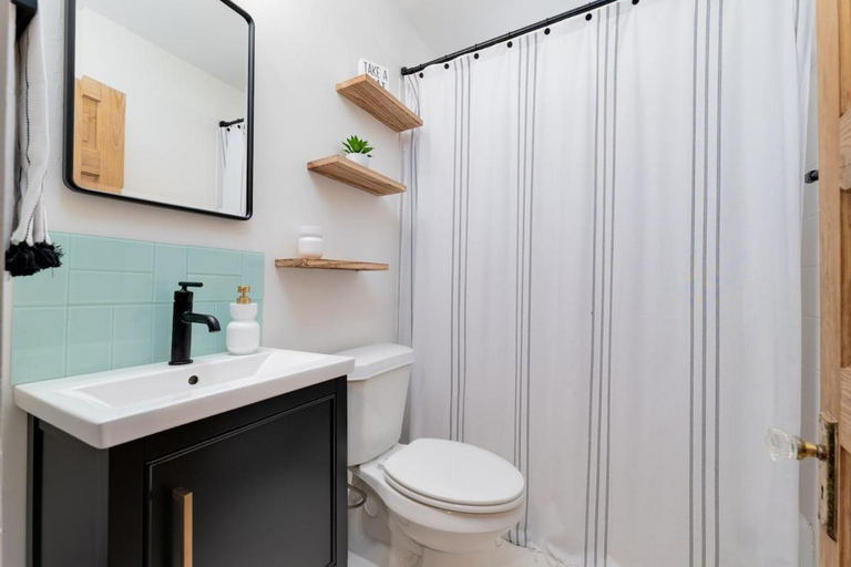 Bathroom 2, Be A Nomad - Pool - 1bdr Just 1 Block to the Beach, Duval