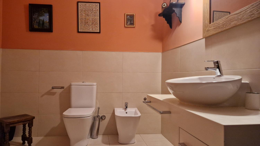 Bathroom 2, Casa palaciega Dona Leocadia, Navarra