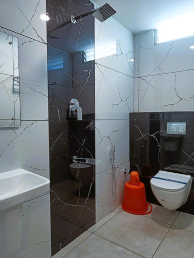 Bathroom 2, Hotel Jeyam, Kanniyakumari