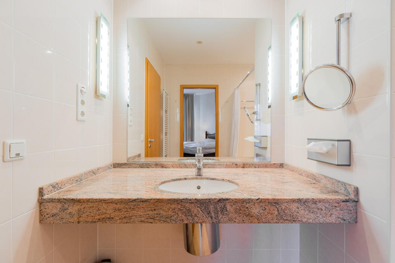 Bathroom 3, Apartmenthaus Berlin Mitte, Berlin