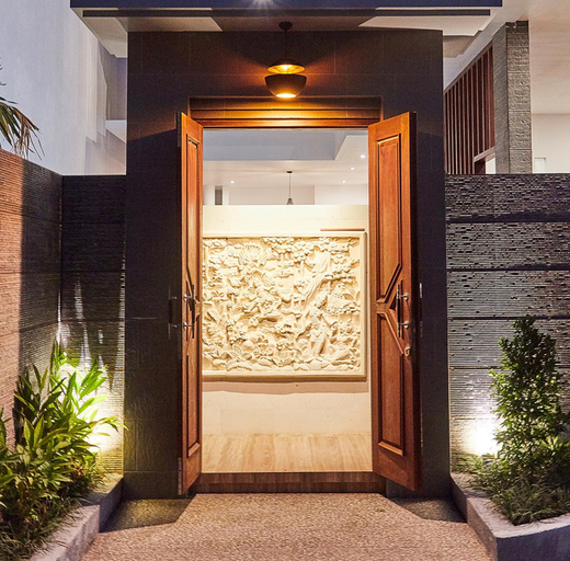 Exterior & Views