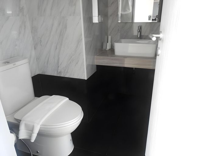 Bathroom 5, Bay Window @ Sea Hotel, Cha-Am