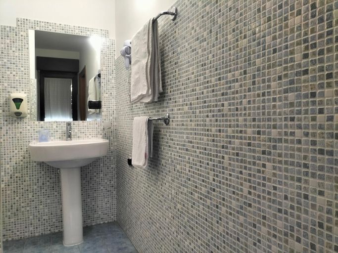 Bathroom 3, B&B Le Quercigliole , Campobasso