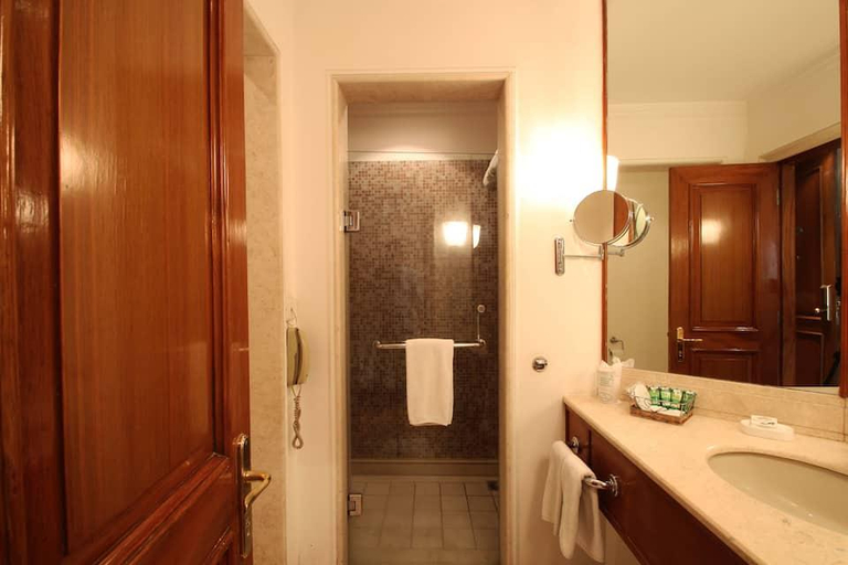 Bathroom 5, DLF Club 4, Gurgaon