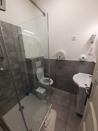 Bathroom 3, Amber Terrace Studios Downtown, Budapesti