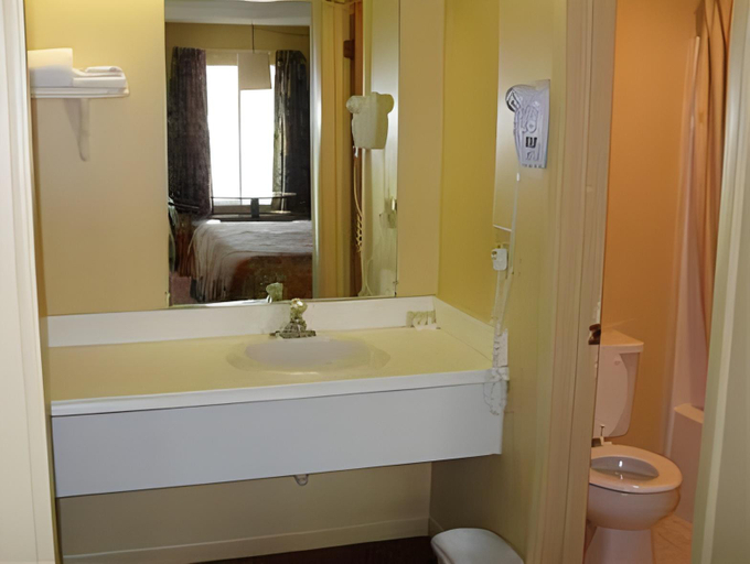 Bathroom 2, Travelowes Motel - Maggie Valley, Haywood
