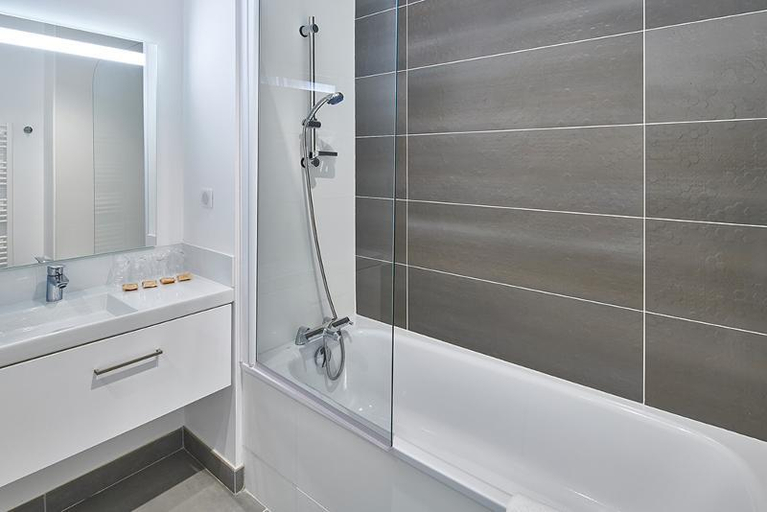 Bathroom 5, Residence Les Coteaux de Jonzac, Charente-Maritime