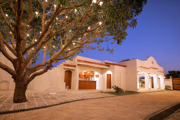 Exterior & Views
