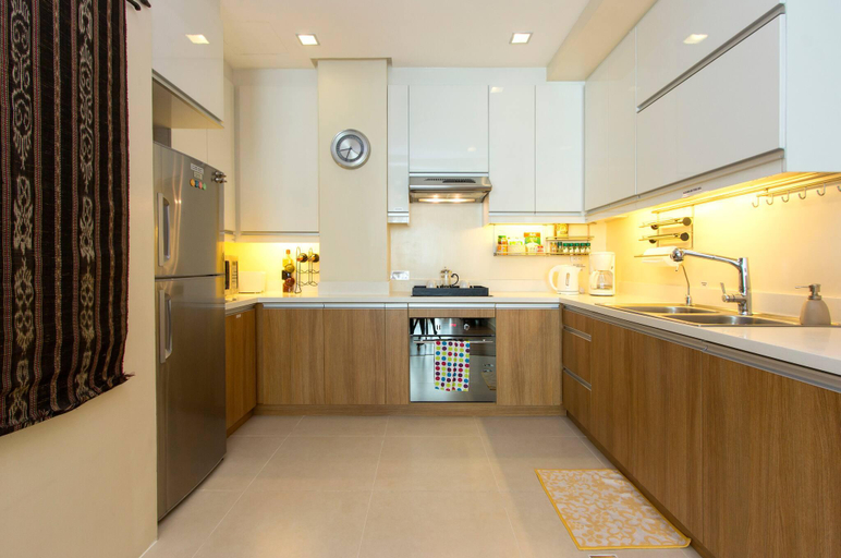 Kitchen 3, Elegant 2BR Apartment in Upscale Fort BGC Fast Wifi, Taguig