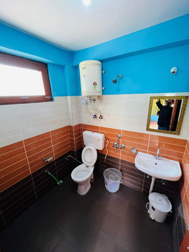 Bathroom 5, Non Stop Cafe Hostel & Stay, Kullu