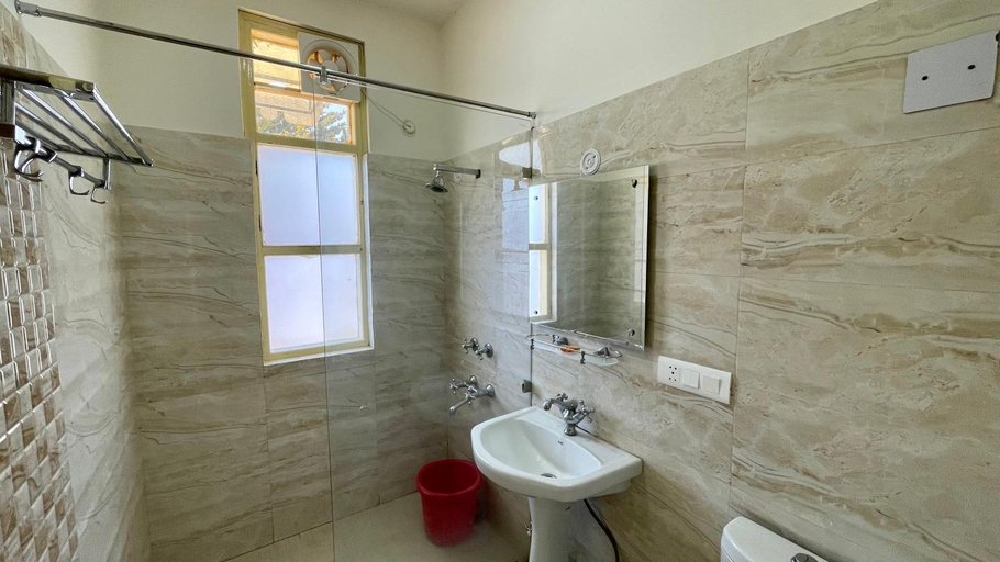 Bathroom 4, Madpackers Bir , Kangra