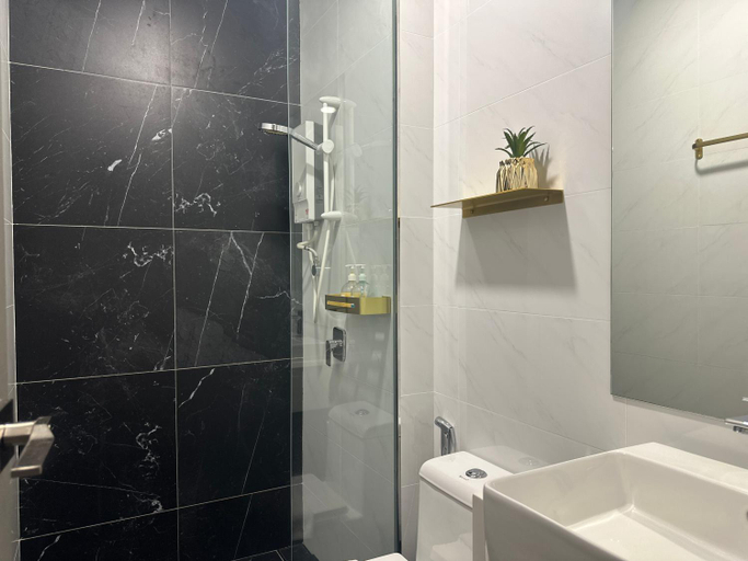 Bathroom 4, (New) Georgetown Execuite 2BR Homestay Suite@10pax, Pulau Penang