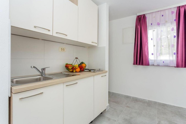 Others 5, Apartman u kuci s bazenom - hacienda, Baška
