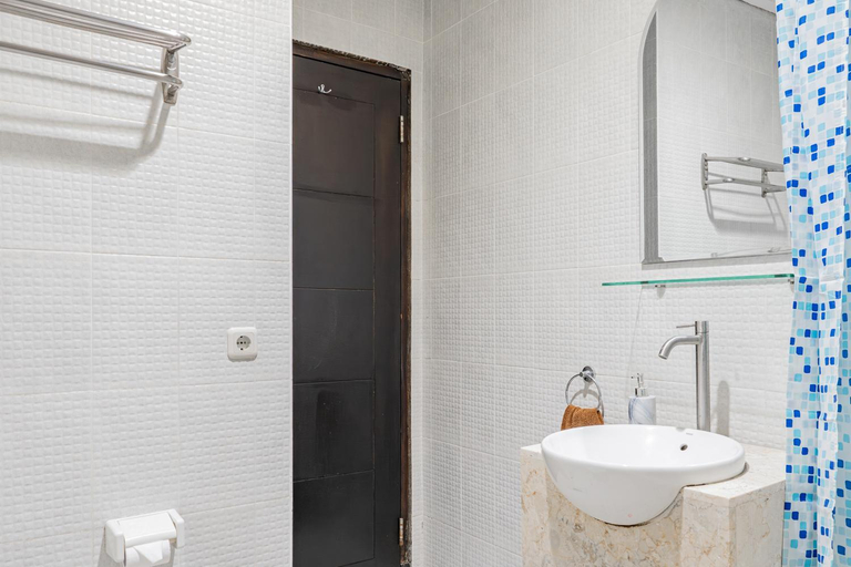 Bathroom 4, Kuta Airport Insta Hotel, Badung
