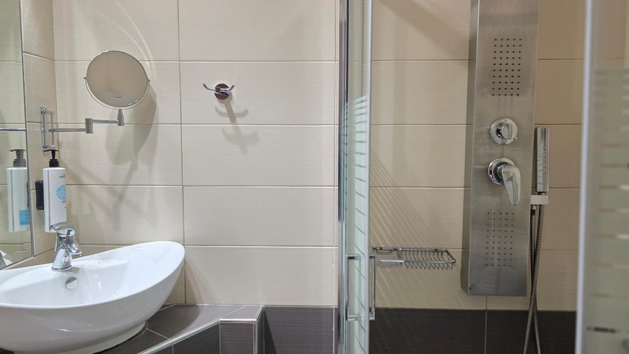 Bathroom 3, BACCHUS, West Greece