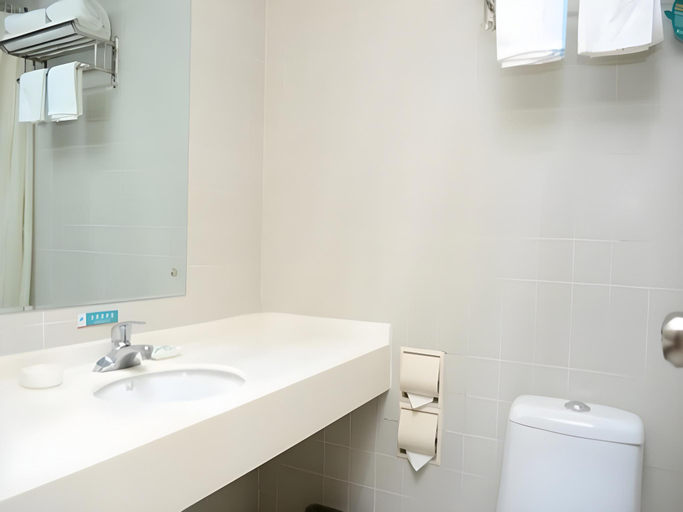 Bathroom, Jinjiang Inn Haimen Jiefang Zhonglu Branch, Nantong