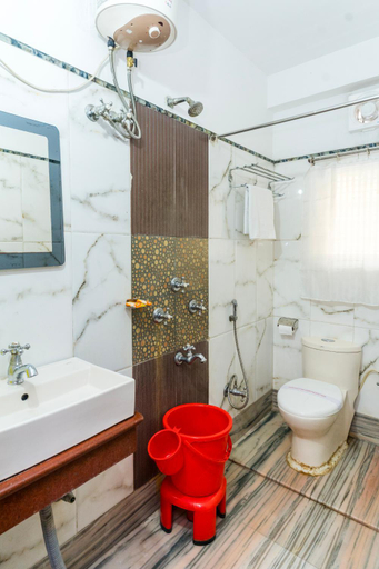 Bathroom 3, Apples Balaji Inn, Darjiling