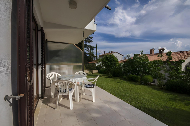 Others 5, Apartment 828, Labin